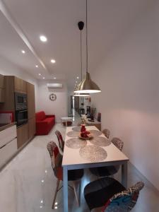 埃尔哥茨拉QLiving Central New Apartments Gzira Sliema Promenade的厨房以及带桌椅的用餐室。