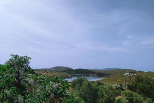 ArkoiArki Island-Katsavidis的从树木茂密的山丘上欣赏湖景