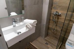阿默达拉-伊拉克利翁洛克萨尼酒店的一间带水槽和淋浴的浴室