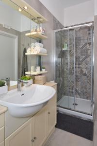 马奥莱Casamari Apartments的浴室配有白色水槽和淋浴。