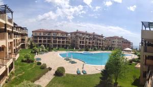 托波拉Nana apartment in Kaliakria resort的享有公寓大楼空中美景,设有游泳池