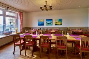 瓦布斯Landgasthof Waabs Mühle的一间带大桌子和椅子的用餐室
