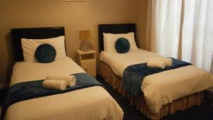 斯奇博瑞恩Ilenroy House的酒店客房,配有两张带毛巾的床