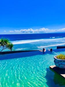 蓝梦岛棕榈金银岛酒店的一座背景海洋的游泳池