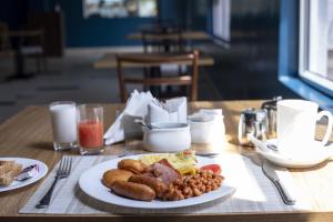 奈瓦沙Eseriani The Resort的一张桌子上放着一盘早餐食品