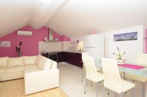 普利兹巴Apartments Korčula的客厅配有沙发和桌子