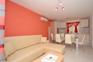 普利兹巴Apartments Korčula的带沙发的客厅和厨房