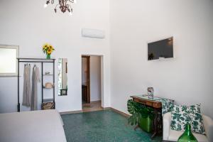 波西塔诺YourHome - Casa Marina Positano的客厅配有桌子和冰箱