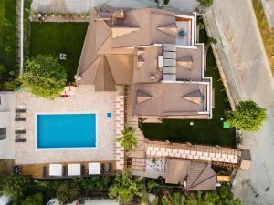 戈西克WEST HOUSE EXCLUSIVE HOTEL的享有带游泳池的别墅的顶部景致