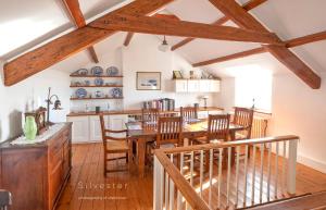 ColbyBallavere Cottage B&B的厨房以及带桌椅的用餐室。