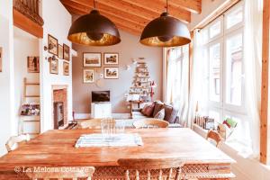 库迪列罗La Melosa Cottage的一间设有桌子和圣诞树的用餐室