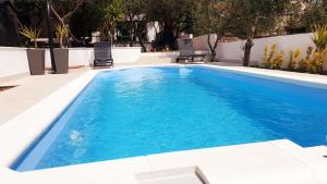 斯塔里格勒House Oliva with private pool and large garden的蓝色海水大型游泳池
