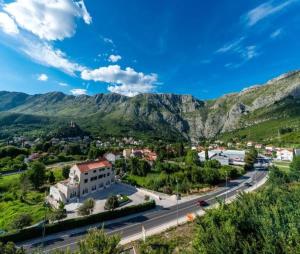 默克斯卡Villa Dubelj Dubrovnik的享有以山脉为背景的小镇美景。