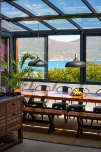 豪特湾Hout & About Guest House的一间设有桌子的海景用餐室