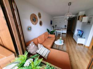 比利亚努阿Apartamento de montaña y ESQUÍ en el Pirineo Aragonés, Villanúa - WIFI的一间带棕色沙发的客厅和一间厨房