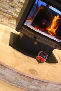 科芬贝艾尔蒙塔公园山间小屋的坐在壁炉前的一杯葡萄酒