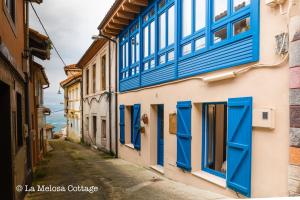 库迪列罗La Melosa Cottage的大楼内一条带蓝色百叶窗的小巷