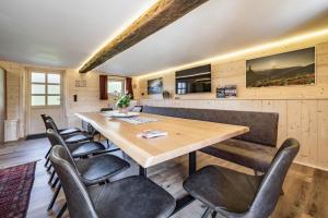 奇勒谷地拉姆绍STAUDACH - Alpinresidenz Zillertal的一间带木桌和椅子的用餐室