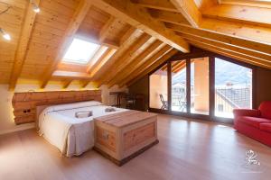 伦诺伊尔戈里弗住宿加早餐旅馆的一间带一张大床的卧室,位于一个拥有木制天花板的房间