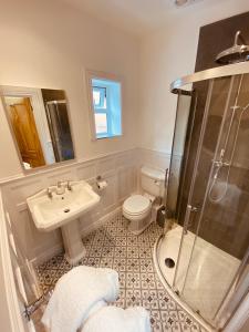 韦茅斯Self Contained Guest suite 2 - Weymouth的带淋浴、盥洗盆和卫生间的浴室