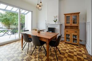 布鲁日Trendy, authentieke woning met groot terras en tuin的一间带木桌和椅子的用餐室