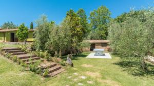 苏特里Country House Montepietraia E San Martino 18, Emma Villas的一个带长凳和树木的花园以及一座房子