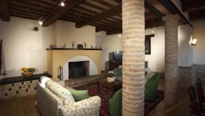阿西西IL BORGO 16, Emma Villas的带沙发和壁炉的客厅