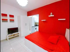 沙姆沙伊赫Delta Sharm Holiday的红色的房间,设有红色的床和厨房