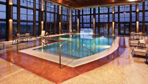 阿尔伯克基伊斯莱塔赌场度假酒店的一座大型游泳池,位于一座带窗户的建筑内