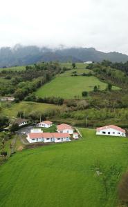 里瓦德塞利亚El Pueblín de Ribadesella的享有带房屋的大型绿地的空中景致