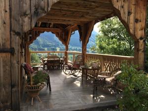 瓦什雷斯La montagnarde des Sapins Blancs的木制凉亭,甲板上配有桌椅