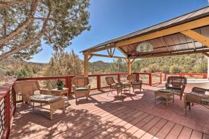 塞多纳Stunning West Sedona Retreat Deck and Soaking Tubs!的露台设有桌椅