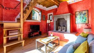 蒙特卡蒂尼泰尔梅TORRE ANGELINA 10&2, Emma Villas的客厅设有红色的墙壁和壁炉