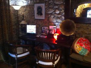 科尔斯萨卡萨明德住宿加早餐旅馆的客房设有带电脑和椅子的书桌。