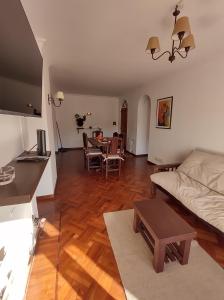 萨尔塔DEPARTAMENTO EN MICROCENTRO CON COCHERA的客厅配有沙发和桌子
