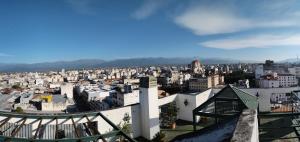 萨尔塔DEPARTAMENTO EN MICROCENTRO CON COCHERA的从大楼顶部可欣赏到城市美景