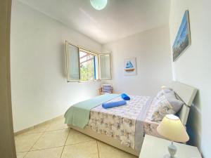 科尔萨诺Villa Aurora的一间卧室设有一张床和一个窗口