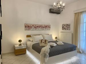 纳克索乔拉PORTA HOME modern and hospitable的一间卧室配有一张床和一个吊灯