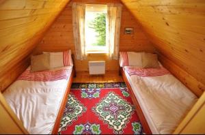 扎布利亚克Chalet Escapade with Sauna的阁楼间设有两张床,设有窗户