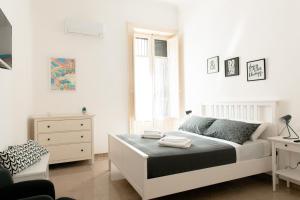 锡拉库扎Ecalù Siracusa的白色的卧室设有床和窗户