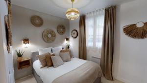 伊格涅Casa Tulum的卧室配有白色的床和吊灯。
