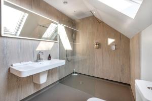 邓韦根Skye Lodge Dunvegan Skye的一间带水槽和镜子的浴室