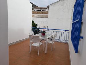 阿尔戈多纳莱斯Be happy Arco的阳台上配有白色的桌椅