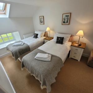 Loch Lomond Finnich Cottages客房内的一张或多张床位