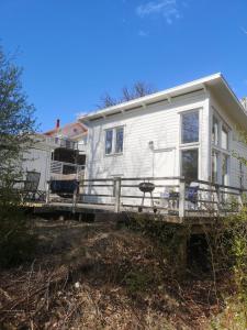StillingsönÅsarna Hills Holiday Home Stillingsön的移动房屋 - 带门廊和甲板