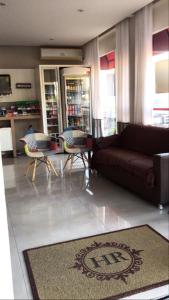 Dois VizinhosHotel Requinte的客厅配有棕色的沙发和椅子