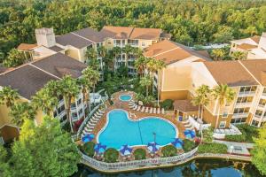 基西米Club Wyndham Cypress Palms的享有带游泳池的度假村的空中景致