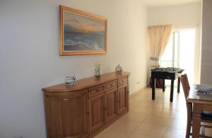 ŻejtunIl-Qastna Holiday House的客厅配有木制橱柜和桌子