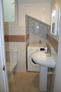 ŻejtunIl-Qastna Holiday House的一间带水槽和卫生间的小浴室