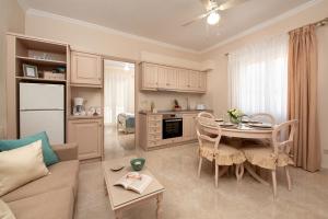 科孚镇Nostalgia Corfu Town Apartments的厨房以及带沙发和桌子的客厅。
